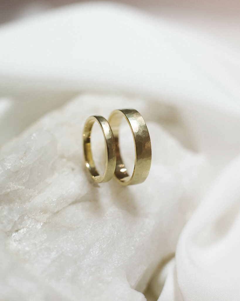 Goldcircus-Eheringe-Hammerschlag-rund-Wedding-Bands-585Gelbgold