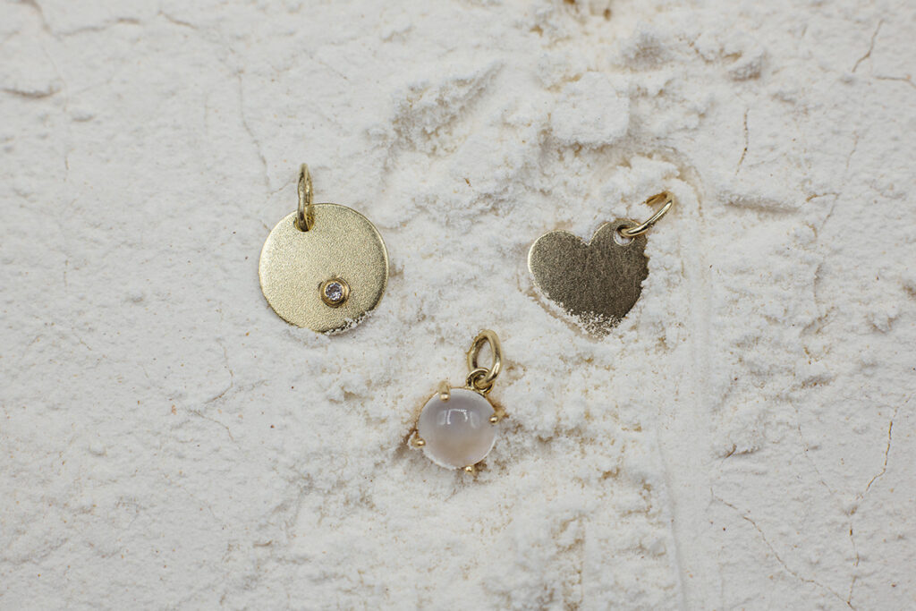 Goldcircus-Jewelry-585Gelbgold-diverse-Goldanhaenger-Herz-Mondstein-1