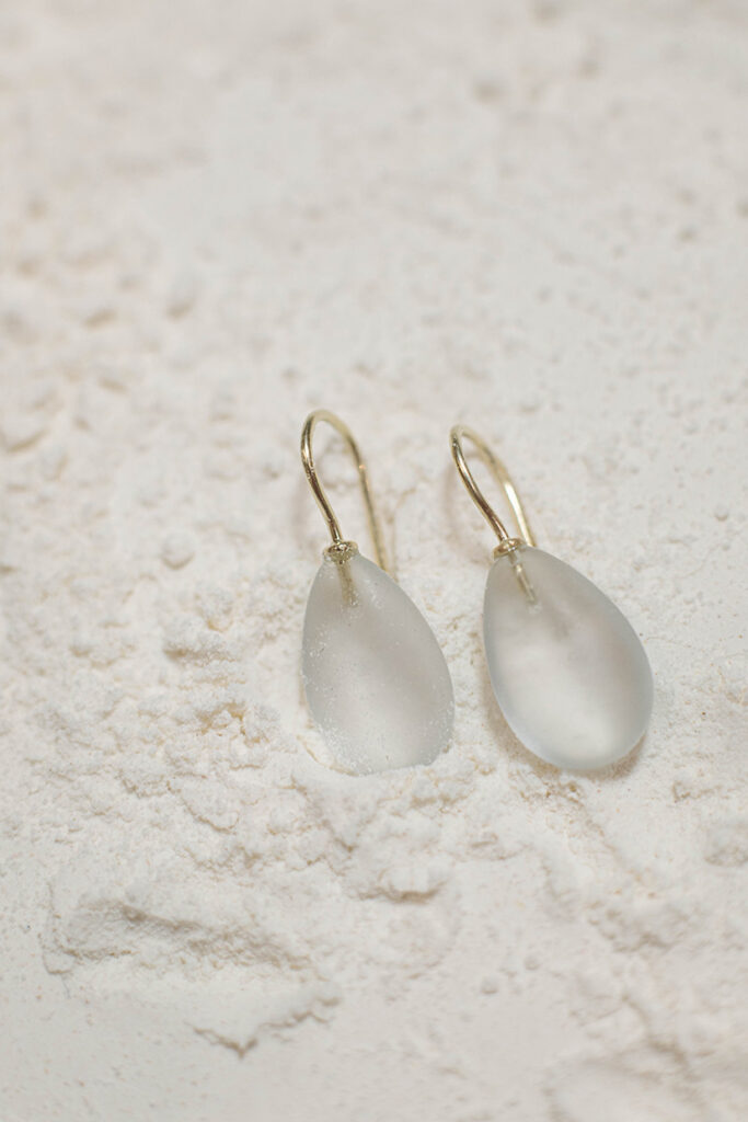 Goldcircus-Jewelry-585Gelbgold-Buegelohrring-Edelstein-Bergkristall-matt-1