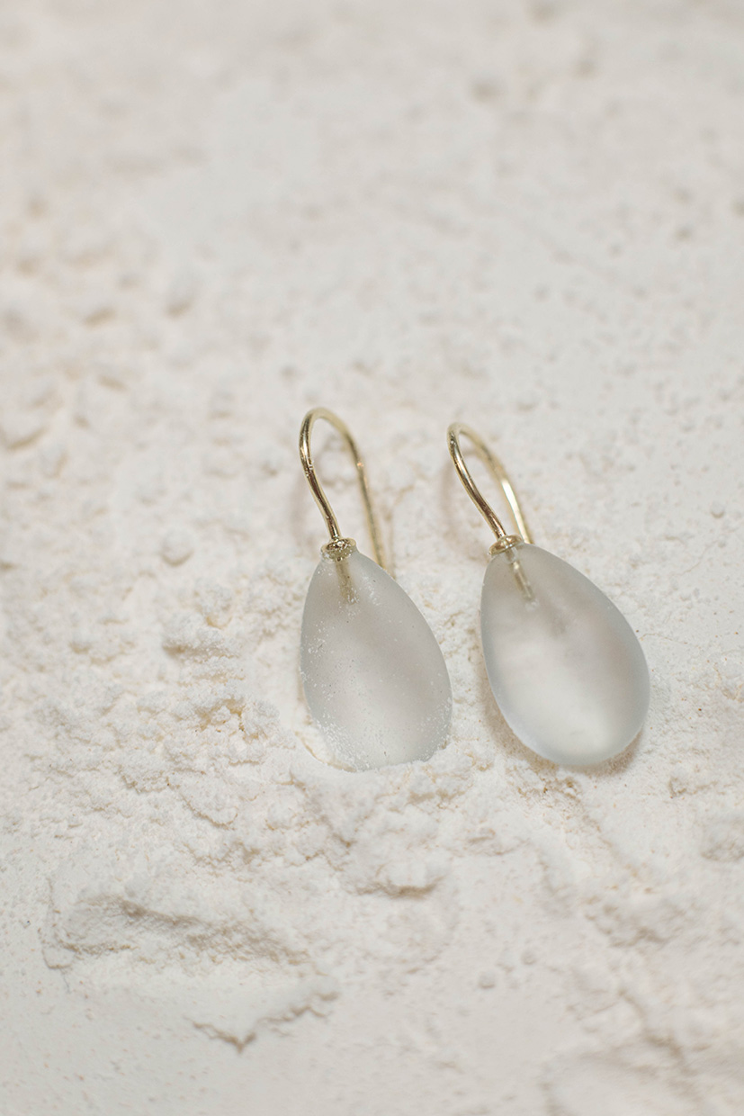 Goldcircus-Jewelry-585Gelbgold-Buegelohrring-Edelstein-Bergkristall-matt-1