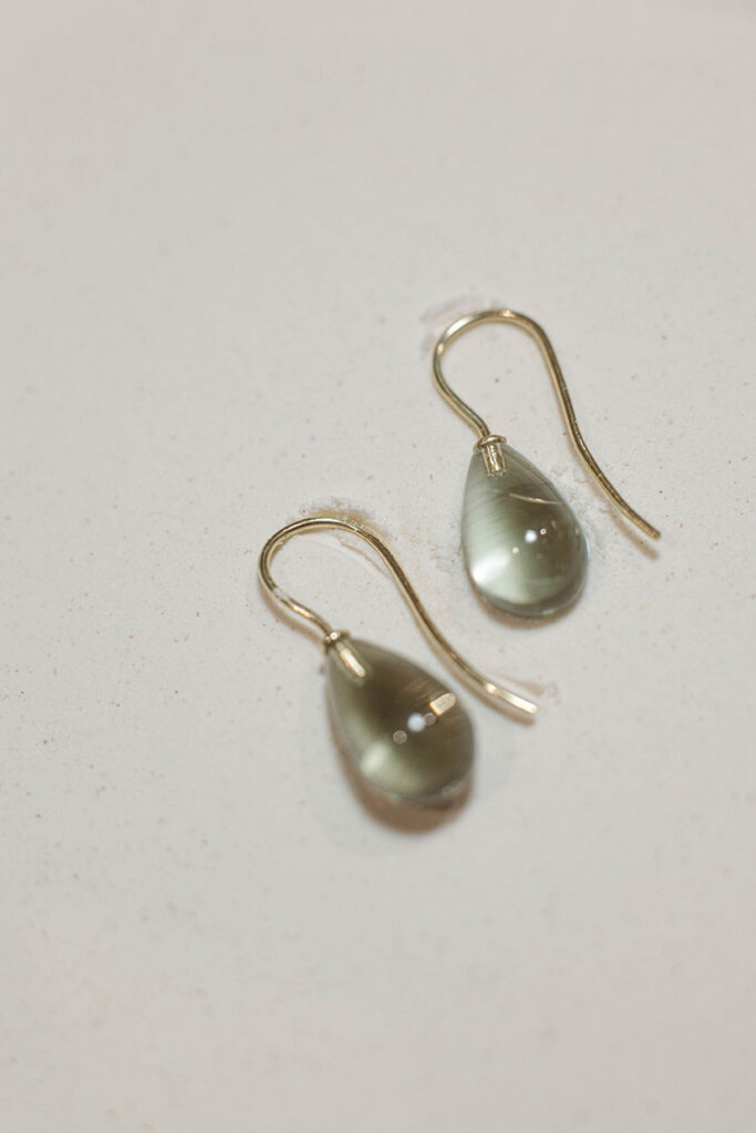 Goldcircus-Jewelry-585Gelbgold-Buegelohrring-Edelstein-Prasiolith-1