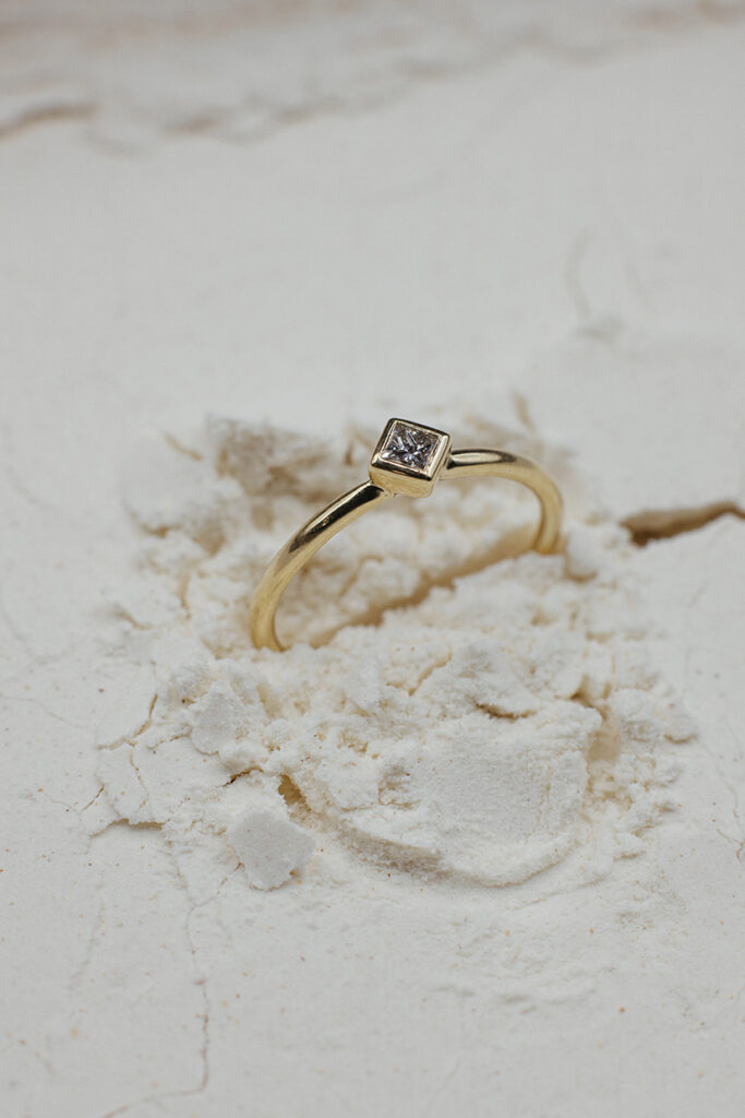 Goldcircus-Jewelry-585Gelbgold-Diamantring-Princess-Cut-Minimalistisch-1