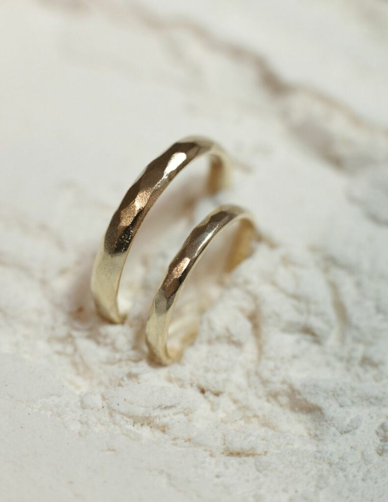 Eheringe in Gelbgold gefeilt